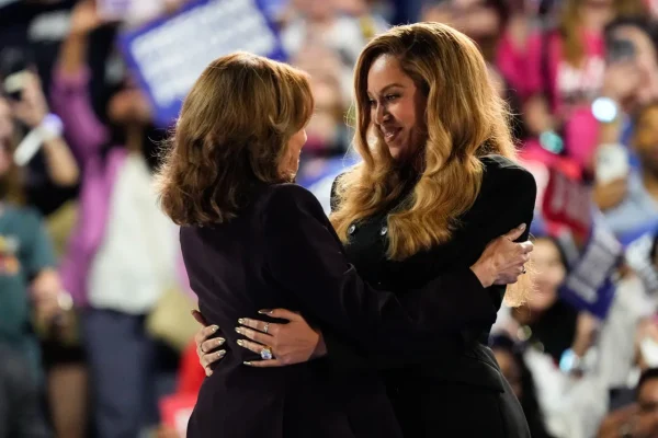 Kamala Harris and Beyoncé Knowles hugging at a Harris rally.