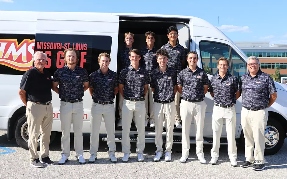 The UMSL Men's Golf team and coaches pose for a group photo.