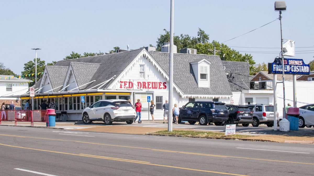 The Ted Drewes Chippewa location building with customers walking to and from the parking lot.